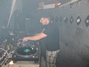 557557_438122709563813_176734205_n